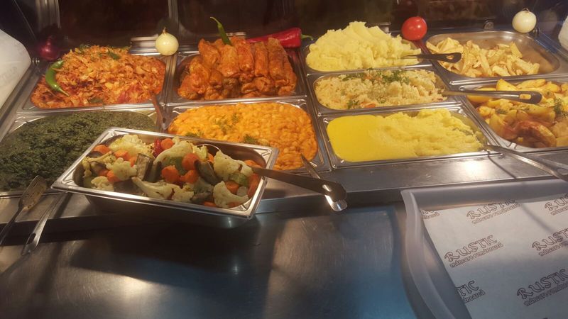 Bucatareasa la Rustic in Park Lake Titan 7000ron