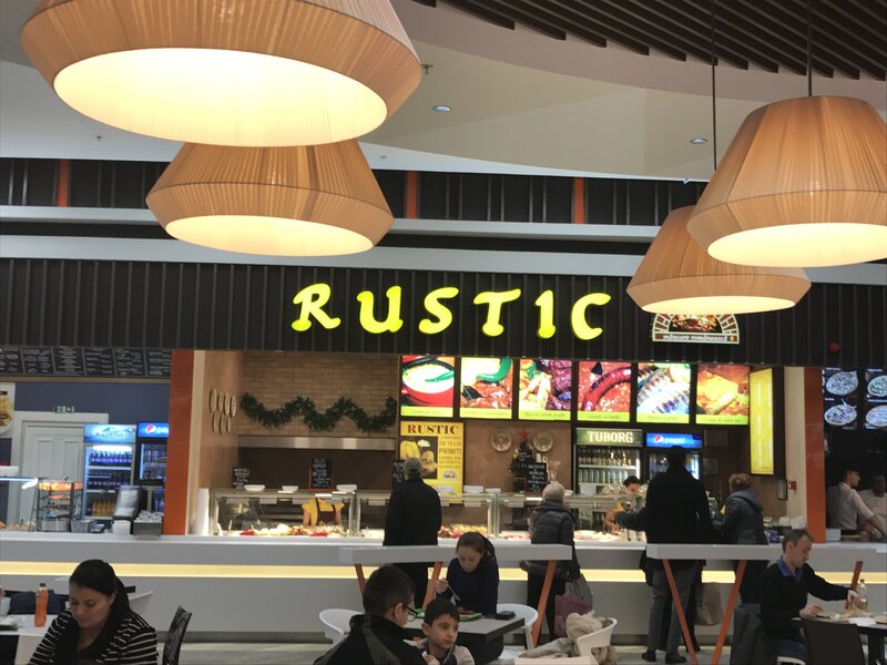 Bucatareasa la Rustic in Park Lake Titan 7000ron